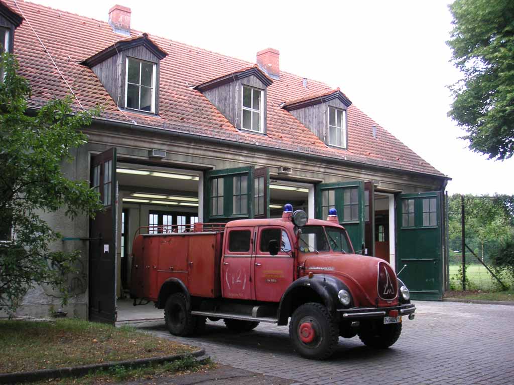Feuerwehr-Oldtimer vor der Alten Feuerwache, Foto: Juhnke